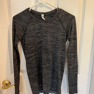 LULULEMON SWIFTLY TECH. BLACK AND GREY HEATHER. SIZE 6